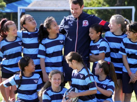 Brad Fittler with the girls from Mascot Primary School.