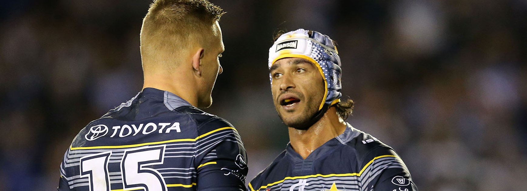 Johnathan Thurston talks to Cohen Hess during the Cowboys clash with the Bulldogs.