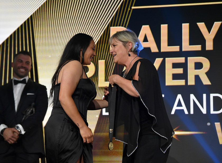 Tarsha Gale presents the 2022 Dally M Medal to Raecene McGregor